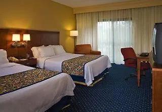 Courtyard By Marriott Richmond West Hotel 3*,