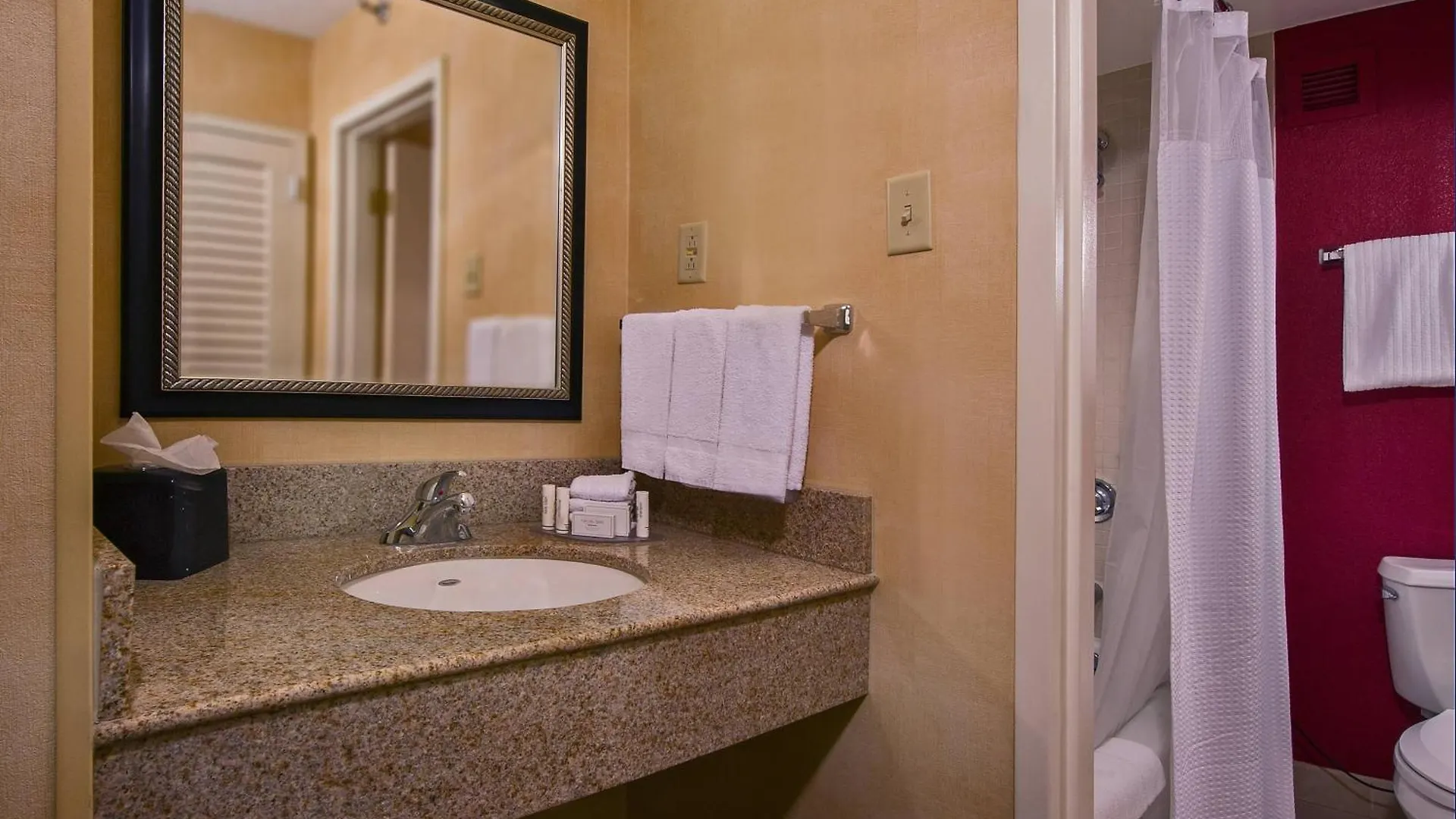 Courtyard By Marriott Richmond West Hotel