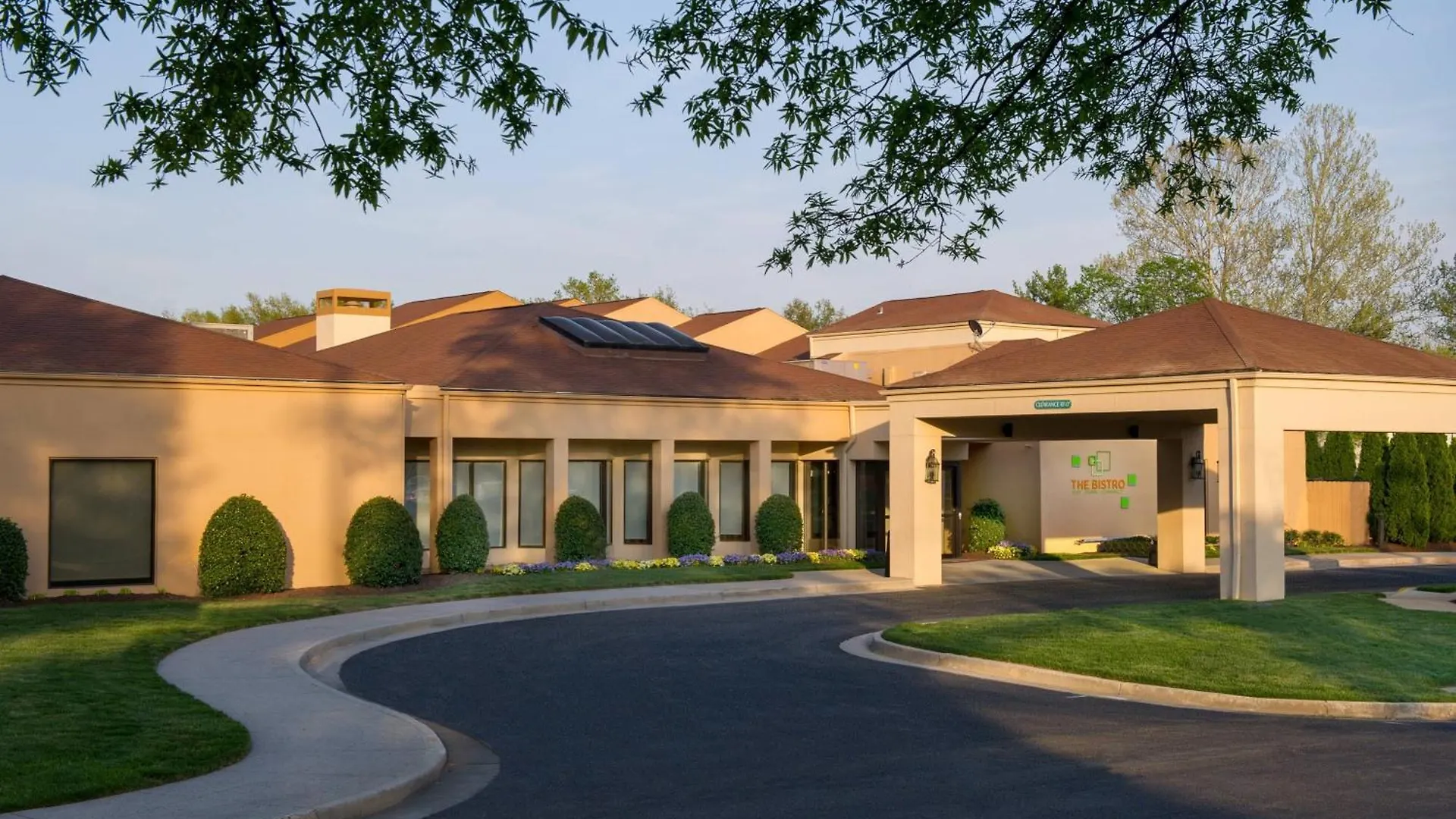 Courtyard By Marriott Richmond West Hotel