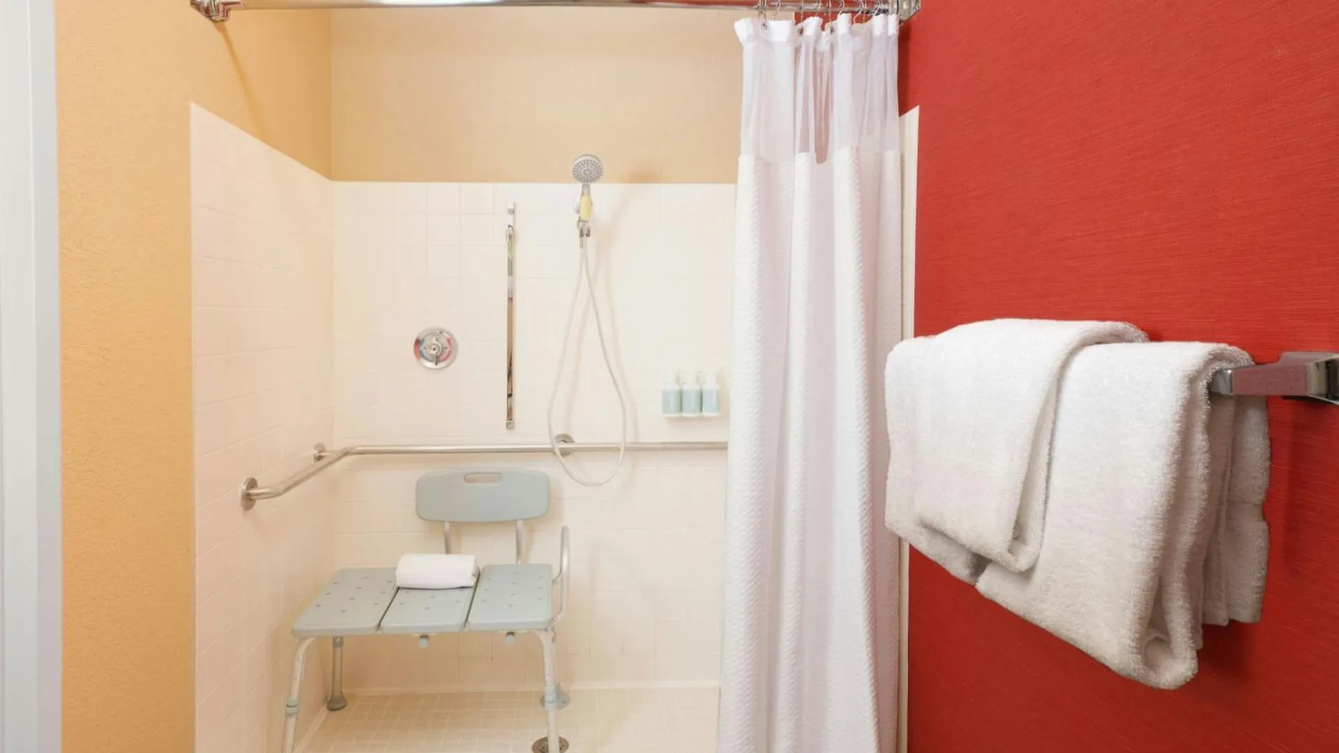 Courtyard By Marriott Richmond West Hotel