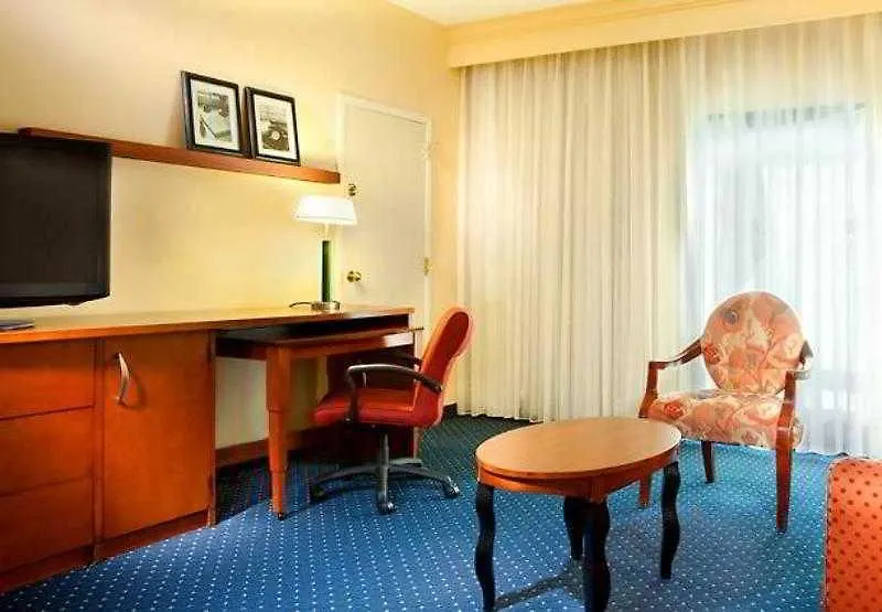 Courtyard By Marriott Richmond West Hotel