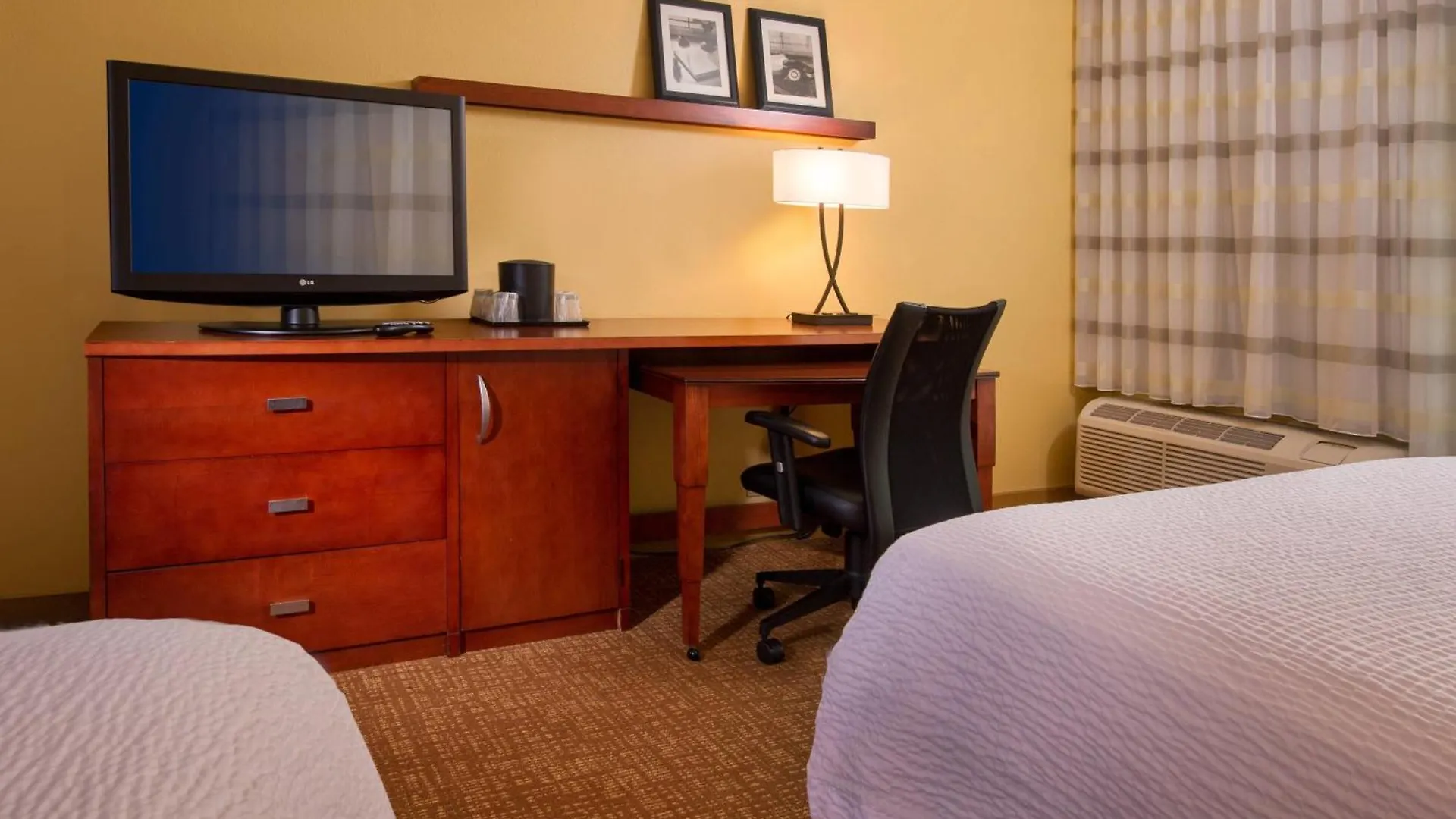 Courtyard By Marriott Richmond West Hotel 3*,