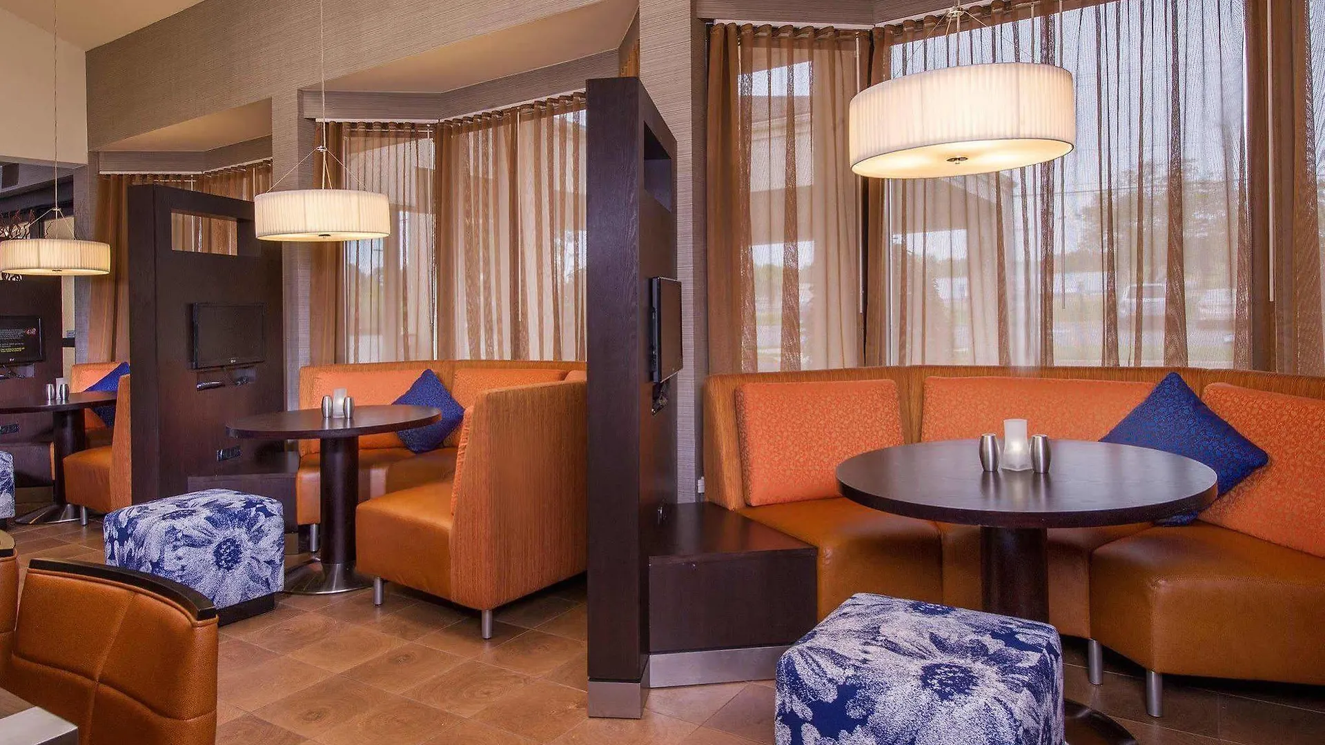 Courtyard By Marriott Richmond West Hotel