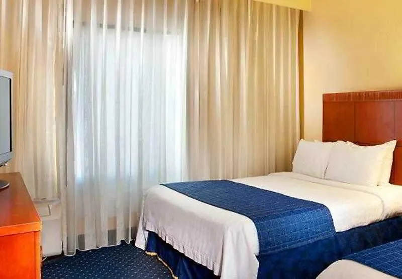 Courtyard By Marriott Richmond West Hotel