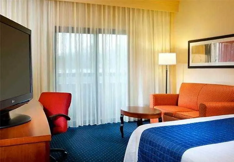 Courtyard By Marriott Richmond West Hotel