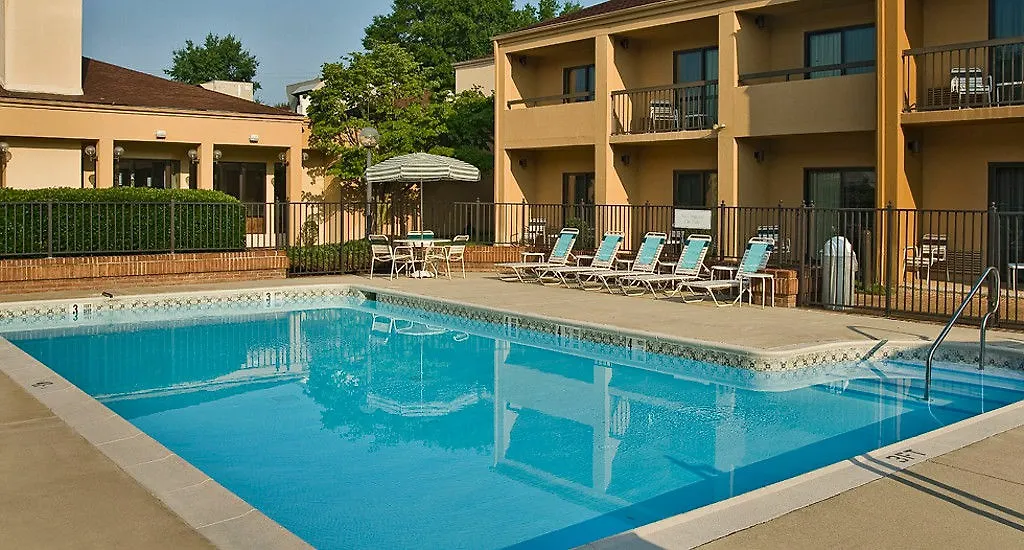Courtyard By Marriott Richmond West Hotel